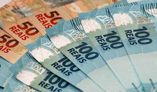 O Produto Interno Bruto (PIB) do Distrito Federal, soma dos bens e serviços produzidos na região no período de um ano, acumulou R$ 175,363 bilhões em 2013; os cálculos, feitos em parceria com o IBGE e com órgãos estaduais de estatística, foram apresentados na Companhia de Planejamento (Codeplan), instituição oficial do DF no Sistema de Contas Regionais do IBGE; com uma população de 2,790 milhões de habitantes, a capital brasileira atingiu R$ 62. 859,43 no PIB per capita (por pessoa) em 2013; esse foi o maior índice do País