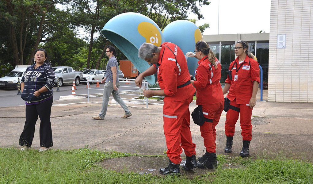 O governo federal mobilizou nesta sexa-feira 29 os servidores públicos e promoveu um "faxinaço" nos prédios do Executivo e de empresas estatais em todo o país; objetivo é eliminar possíveis criadouros do mosquito Aedes aegypti, que transmite os vírus da dengue, chikungunya e zika; na Esplanada dos Ministérios, em Brasília, estão passando por inspeção, por exemplo, os ministérios da Educação, Saúde, do Meio Ambiente, da Cultura, Integração Nacional, do Turismo, de Minas e Energia e dos Transportes