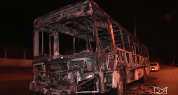 Após a onda de ataques a ônibus e prédios públicos na noite de quinta (29) e sexta-feira (30) em São Luís, o governo do Maranhão identificou 54 suspeitos de participação nos atos; desses, 31 são presos que estão no Complexo Penitenciário de Pedrinhas e serão transferidos, agora, para presídios federais; os demais foram presos ainda na noite ontem pela Polícia Militar em meio a Operação Resposta, desencadeada após o início dos ataques