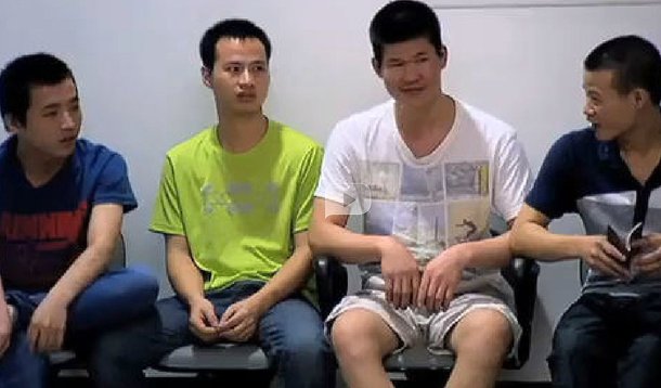 Quatro chineses estavam vivendo em situação análoga ao trabalho escravo em pastelarias do Rio, sem direito a receber salário, morando em alojamentos sem qualquer higiene e sem registro na carteira de trabalho, conforme constatou uma operação conjunta de órgãos federais para fiscalizar esses estabelecimentos comerciais, que os resgatou das condições degradantes a que estavam submetidos; a Polícia Federal vai abrir inquérito para apurar a situação desses estrangeiros