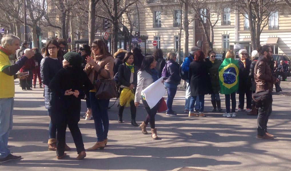 "Não passou de duas dezenas a quantidade de pessoas que se reuniram na praça Alma-Marceau, em Paris", relata Nina Santos, da capital francesa; "Um mini-boneco pixuleco podia ser visto esvaziado na mão de uma manifestante. Abordada por um repórter, ela inflou o boneco, posou para uma foto e voltou a esvaziá-lo"