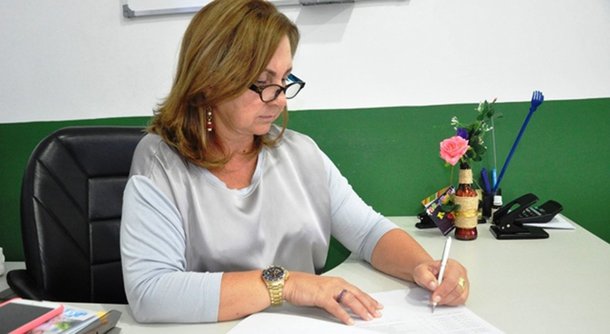 A 1ª Vara da Comarca de Coroatá determinou que o Município, gerido pela prefeita Tereza Murad, esposa do ex-secretário estadual de Saúde Ricardo Murad, proceda à criação e implantação de Programa Municipal de Coleta Seletiva de Lixo e Programa de Educação Ambiental, direcionados a toda população, com medidas objetivas de incentivo fiscal e multas e outras punições administrativas, com elaboração de cartilha educativa e sua distribuição; Ricardo Murad é alvo da PF por desvios de cerca de R$ 150 milhões quando era secretário estadual de Saúde; ele é cunhado da ex-governadora Roseana Sarney, que também está na mira da Justiça