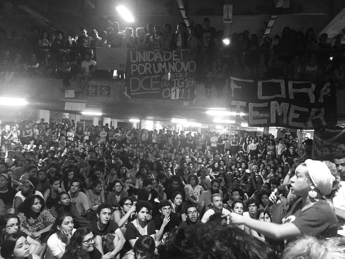 Mais de mil escolas seguem ocupadas em protesto contra a PEC da Morte, a 241, que impõe cortes de verbas nas áreas sociais, na saúde e na educação, e também contra a Medida Provisória que reforma drasticamente o ensino médio sem discussão prévia