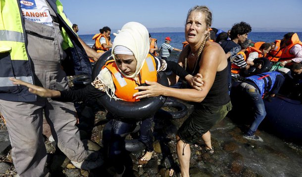Mais de meio milhão de refugiados e imigrantes chegaram à Grécia neste ano; segundo a porta-voz da agência de refugiados da ONU, o Acnur, Melissa Fleming, 27,5 mil refugiados e imigrantes continuavam em trânsito em ilhas gregas perto da Turquia, de onde centenas de milhares saíram; imigrantes continuam a seguir da Grécia para os Bálcãs, mas a Hungria fechou sua fronteira com a Croácia na sexta-feira e a Eslovênia impôs limites diários de imigrantes entrando da Croácia, deixando milhares isolados em pleno inverno
 