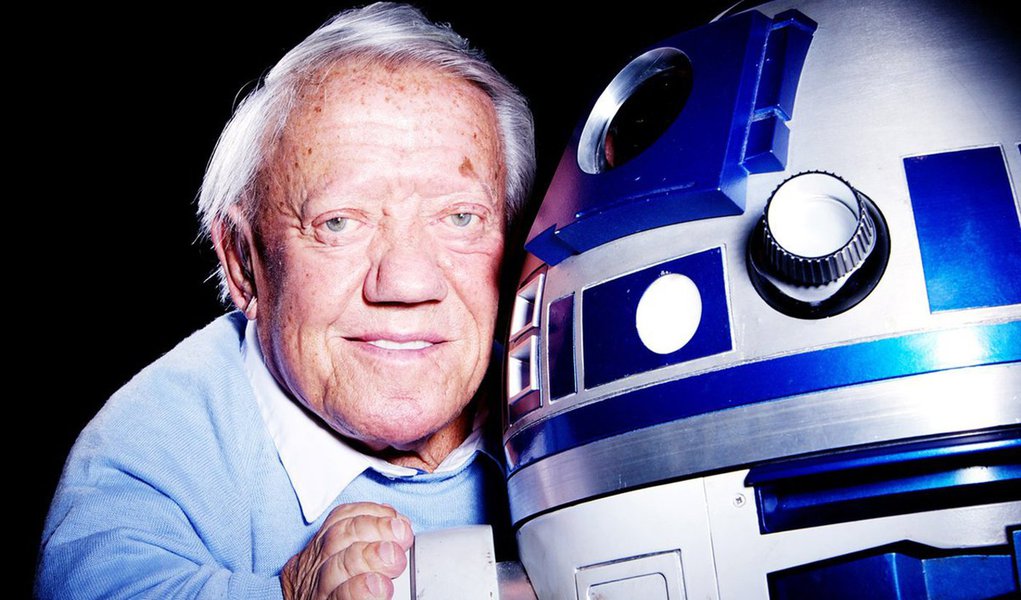 Ator britânico Kenny Baker, que interpretou o robô R2-D2 em seis dos filmes da franquia Star Wars, morreu aos 81 anos; além do primeiro filme de Star Wars em 1977, ele também apareceu em "O Império Contra-Ataca", "O Retorno de Jedi" e outras três produções