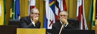 Deputado cassado e ex-presidente da Câmara, Eduardo Cunha (PMDB-RJ), solicitou para testemunhar em seu favor na ação penal que responde na Lava Jato o presidente Michel Temer, seu ex-aliado político; da carceragem da Polícia Federal em Curitiba, Cunha tem mandado recados ao presidente e aliados no Congresso, de que poderá revelar o que sabe para proteger a esposa e filhos da prisão; arquiteto do golpe contra Dilma Rousseff é acusado de receber propina de contrato de exploração de Petróleo no Benin, na África, e de usar contas na Suíça para lavar o dinheiro; ex-presidente Lula também foi incluído entre as testemunhas, mas Temer é quem corre riscos, uma vez que Cunha foi tesoureiro informal do PMDB nos últimos anos