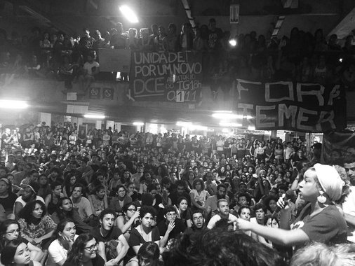 Mais de mil escolas seguem ocupadas em protesto contra a PEC da Morte, a 241, que impõe cortes de verbas nas áreas sociais, na saúde e na educação, e também contra a Medida Provisória que reforma drasticamente o ensino médio sem discussão prévia