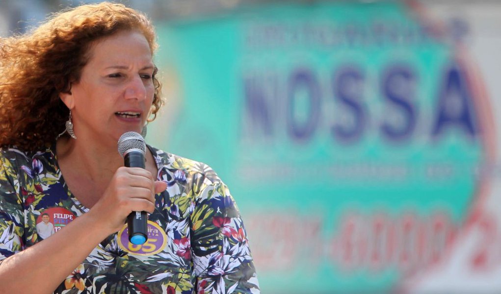 Candidata à Prefeitura do Rio, Jandira Feghali (PCdoB) criticou a seletividade das investigações da Lava Jato; "O problema, que nos chama a atenção, é a seletividade. Aécio Neves já está citado em oito delações", lembra; "Michel Temer está delatado em quatro delações. Romero Jucá teve uma gravação dizendo que queria o impeachment para parar a Lava Jato. A cúpula do PMDB... Por que só se acusa o Lula, e ainda sem provas?, questiona; ela também lembrou que o ex-presidente Lula "tirou o Brasil do mapa da fome"