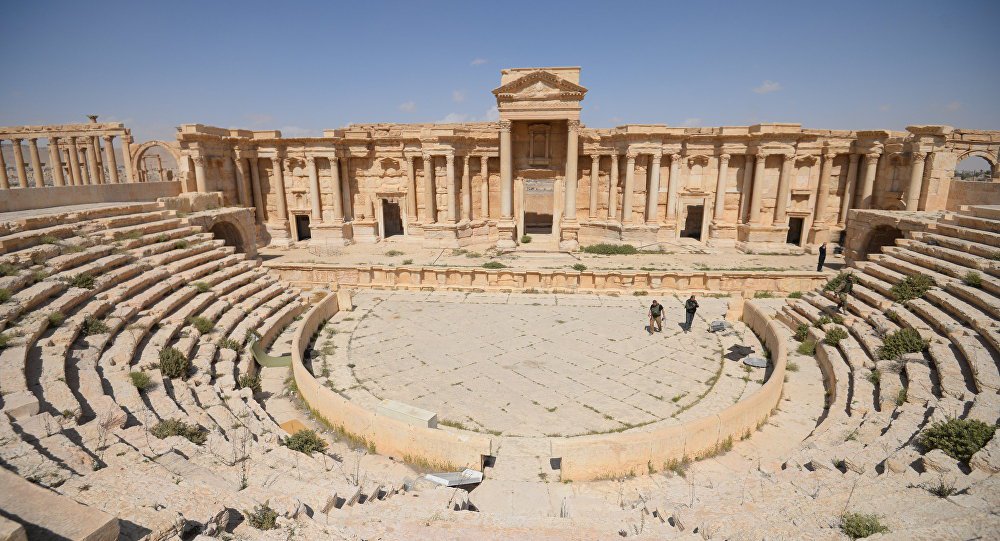 Os jihadistas do Estado Islâmico destruíram parte do Teatro Romano da cidade síria de Palmira; de acordo com a mídia local, ontem (19) os extremistas realizaram execuções em massa neste local; fachada do monumento histórico está completamente destruída, informa o canal estatal sírio. Contudo, por enquanto não se pode saber toda a escala dos danos