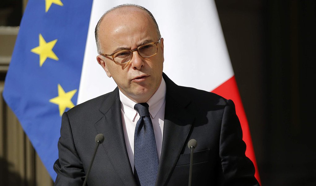 Governo da França disse que centrais sindicais podem realizar uma manifestação em Paris depois de ter orientado a polícia a proibir a marcha, voltando atrás devido às críticas de líderes sindicais e de dissidentes do governista Partido Socialista; horas mais cedo, o chefe da polícia de Paris havia afirmado "não ter escolha além de proibir a manifestação" por razões de segurança depois que as centrais se recusaram a protestar em uma grande praça, e não pelas ruas da capital francesa