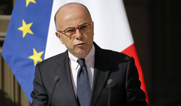 Governo da França disse que centrais sindicais podem realizar uma manifestação em Paris depois de ter orientado a polícia a proibir a marcha, voltando atrás devido às críticas de líderes sindicais e de dissidentes do governista Partido Socialista; horas mais cedo, o chefe da polícia de Paris havia afirmado "não ter escolha além de proibir a manifestação" por razões de segurança depois que as centrais se recusaram a protestar em uma grande praça, e não pelas ruas da capital francesa