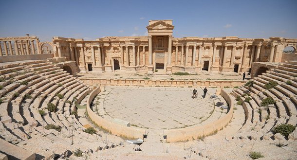 Os jihadistas do Estado Islâmico destruíram parte do Teatro Romano da cidade síria de Palmira; de acordo com a mídia local, ontem (19) os extremistas realizaram execuções em massa neste local; fachada do monumento histórico está completamente destruída, informa o canal estatal sírio. Contudo, por enquanto não se pode saber toda a escala dos danos