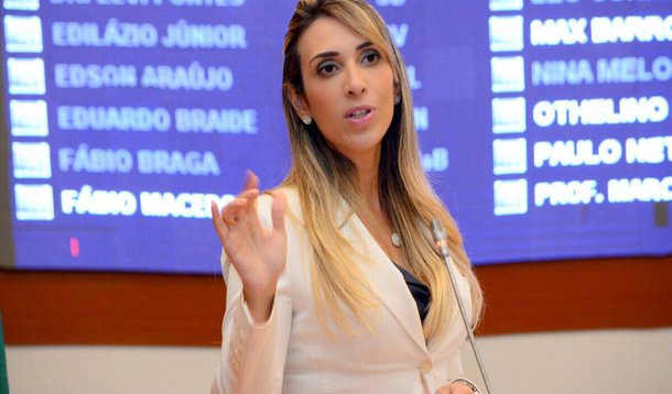 Deputada Andrea Murad (PMDB), afirmou que se instalou um caos na UPAs com a suspensão dos atendimentos; Não sei se conseguem entender. Se têm o mesmo pensamento que eu, da gravidade do que é ter 5 UPAs em São Luís paradas, no que se transformaram as UPAs hoje aqui, que eram consideradas a salvação para a população", disse; "E o povo não tem dinheiro pra pagar hospital particular, uma consulta, uma emergência e o Estado tem obrigação de dar atendimento à população, dar assistência ao povo que mais precisa", acrescentou; pai de Andrea, Ricardo Murad, ex-secretário da Saúde na gestão Roseana Sarney, é alvo de investigação da PF por desvios de recursos públicas, e está proibido de deixar São Luís