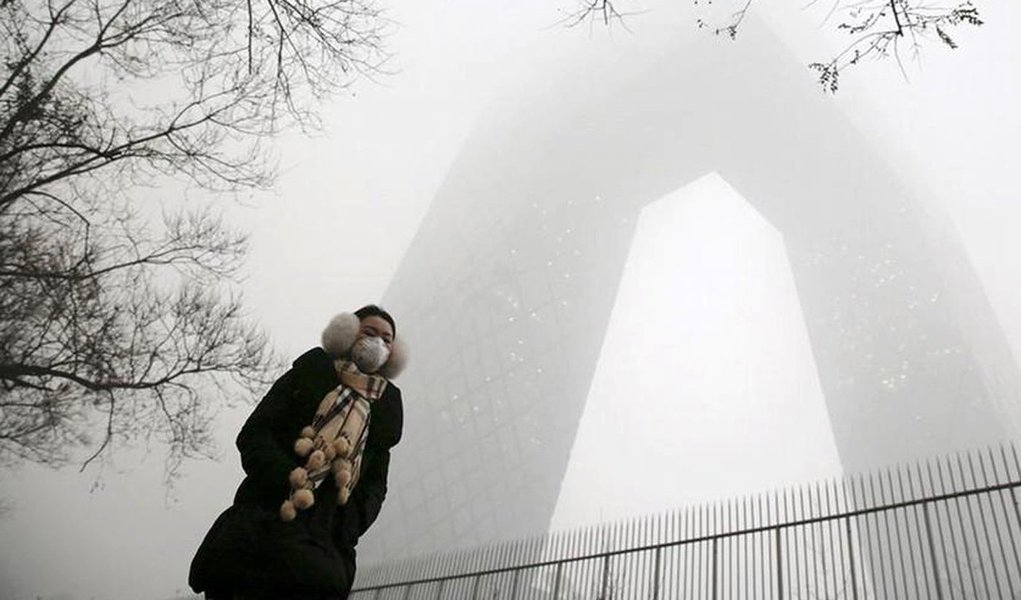 Governo da China ordenou o fechamento de 2.100 fábricas e pediu à população para que não saia às ruas devido ao agravamento da poluição, que em Pequim registra valores 24 vezes acima do que é considerado seguro para a saúde; uma densa névoa cinzenta envolve a capital nesta terça-feira (1º/12), com a concentração de PM2,5 – partículas microscópicas que penetram os pulmões – subindo até os 598 microgramas por metro cúbico