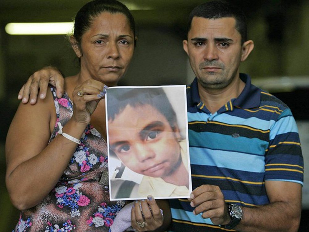 Um inquérito concluiu que policiais agiram em legítima defesa ao matarem o menino Eduardo de Jesus Ferreira, de dez anos, com um tiro na porta de casa, no Complexo do Alemão, na Zona Norte do Rio; no dia 2 de abril deste ano, PMs que faziam parte de uma operação entraram em confronto com traficantes e um tiro disparado por um policial atingiu o garoto; nenhum agente foi indiciado; o documento foi encaminhado ao Ministério Público 