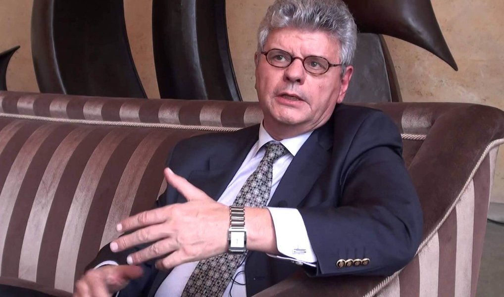 Em uma conversa sobre geopolítica com a jornalista Marilza de Melo Foucher, o geógrafo e ex-embaixador Michel Foucher diz não acreditar que "a multi-polarização já esteja em vigor, a não ser no campo econômico", uma vez que "somente a China que tem uma projeção maior"; segundo ele, a Índia "permanece provincial, concentrada em sua agenda doméstica"; o Irã "passou a ser uma potência regional"; "E no hemisfério americano, o peso econômico do Brasil limita os esforços de cooperação com os países do Ibero-América"; leia a íntegra da entrevista