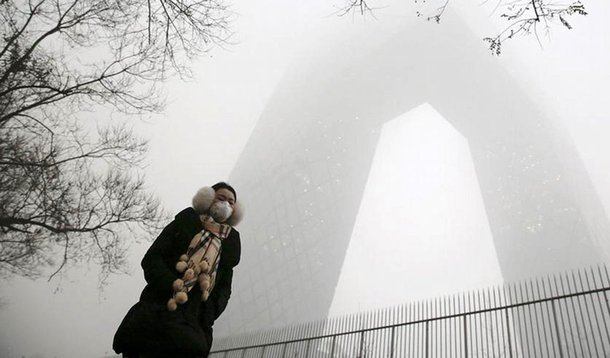 Governo da China ordenou o fechamento de 2.100 fábricas e pediu à população para que não saia às ruas devido ao agravamento da poluição, que em Pequim registra valores 24 vezes acima do que é considerado seguro para a saúde; uma densa névoa cinzenta envolve a capital nesta terça-feira (1º/12), com a concentração de PM2,5 – partículas microscópicas que penetram os pulmões – subindo até os 598 microgramas por metro cúbico