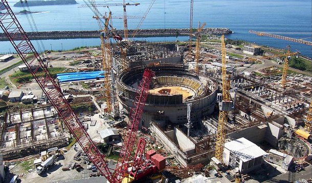 O Ministério de Minas e Energia, a Agência Nacional de Energia Elétrica (Aneel) e a Eletrobras estão em discussões para rever o contrato de venda de energia da usina nuclear de Angra 3, que prevê início de produção em janeiro de 2016, uma data que não tem mais chances de ser cumprida