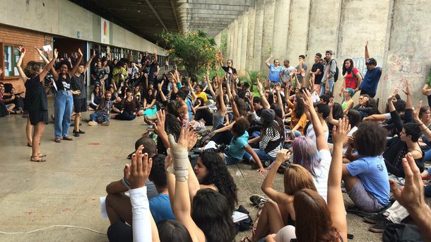 Instituto de Ciência Política da UnB declarou nesta sexta-feira, 11, apoio às manifestações de estudantes que ocupam escolas e universidades em protesto contra a PEC 241 (PEC 55 no Senado); "Em se tratando especificamente da PEC 55, vários estudos recentes vêm demonstrando que tal política trará impactos profundamente negativos para a área social, notadamente a educação e a saúde", disse o instituto em nota