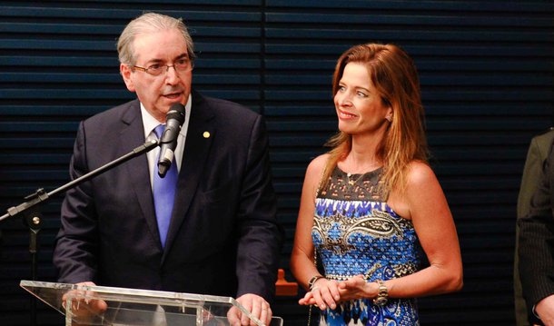 O ministro do Supremo Tribunal Federal Teori Zavaski, responsável pela Operação Lava Jato na Corte, acolheu o pedido do procurador-geral da República, Rodrigo Janot, para que a mulher do deputado federal Eduardo Cunha, a ex-jornalista da Globo Cláudia Cruz, e uma das filhas do casal, Danielle Cunha, sejam julgadas em primeira instância pelo juiz Sérgio Moro; segundo Janot, as duas possuíam contas na Suíça e se beneficiaram do pagamento de 5 milhões de dólares de propinas