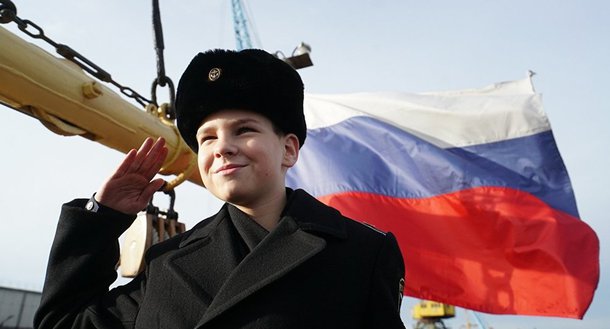 Jornal norte-americano The Washington Post diz que a milícia direitista na Rússia está realizando treinamentos para uma nova guerra, "com ou sem Putin"; um correspondente do jornal visitou um treinamento do clube militar-patriótico Rezerv, com sede em São Petersburgo; o jornalista relata que viu no curso de autoproteção e defesa civil sinais de violência direitista; "Esperamos que isso nunca nos aconteça e que nunca venhamos a causar dano a uma criatura viva. Mas se tivermos de o fazer, então devemos estar preparados", disse ao correspondente o treinador do grupo