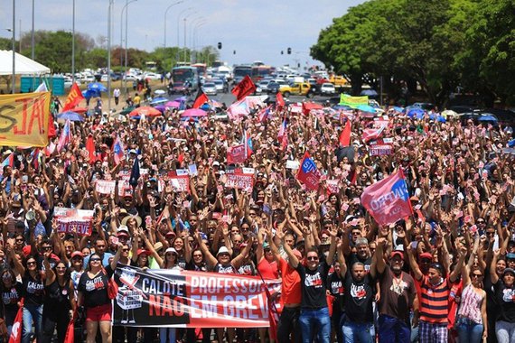 Tribunal de Justiça (TJDFT) negou, por unanimidade,  provimento ao recurso do Sindicato dos Professores (Sinpro-DF), e manteve a decisão monocrática que decretou a ilegalidade da greve da categoria, parada há quase um mês; o Distrito Federal ajuizou ação para obter a declaração de ilegalidade da greve, alegando, em resumo, que a prestação do serviço educacional não poderia ser cessada, além de os servidores não terem cumprido os requisitos legais para o início da greve; professores também pedem o pagamento integral do 13º de novatos e o respeito à jornada de trabalho