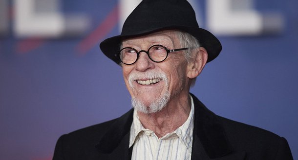 Ator de mais de 60 anos de carreira, John Hurt morreu na noite desta sexta-feira (27) aos 77 anos de idade; ator britânico recebeu um prêmio de Globo de Ouro por sua atuação em "O expresso da meia noite" em 1978. Hurt também atuou no filme "V de Vingança", os filmes da série "Harry Potter", além de ser conhecido por seus papéis na televisão, incluindo em "Doctor Who"