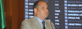 O líder do governo na Assembleia Legislativa e deputado Rogério Cafeteira (PSC) usou a tribuna criticou a forma como a deputada Andrea Murad (PMDB) se posicionou a respeito da operação "Sermão dos Peixes", que investiga o ex-secretário Ricardo Murad; parlamentar disse que "é ultrapassado colocar a culpa no adversário. O Governador não tem qualquer tipo de influência, disso tenho convicção. Ricardo Murad tem uma oportunidade ímpar de colocar tudo em pratos limpos”, ressaltou; Andrea Murad afirmou que disse que há uma "péssima qualidade e descaso de Flávio Dino com a saúde do estado"
 