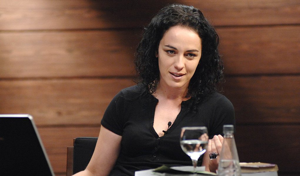 A filósofa e escritora Márcia Tiburi afirmou o que defensores do impeachment contra a presidente Dilma Rousseff (PT) estão fazendo um "estupro político" com a  petista. Segundo Tiburi, no contexto atual, defender a democracia é defender a presidenta; “Dilma, muito nos orgulha o seu lugar de representante de todas as mulheres”; sua fala foi interrompida por gritos ‘Fora Cunha’ e outras palavras de ordem defendendo que Dilma fique e Cunha vá (embora)