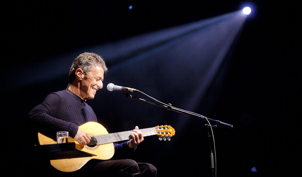 O cineasta e escritor Ruy Guerra sintetizou bem o que Chico representa para o nosso país: “Chico Buarque não existe, é uma ficção – saibam. Inventado porque necessário, vital, sem o qual o Brasil seria mais pobre, estaria mais vazio, sem semana, sem tijolo, sem desenho, sem construção”