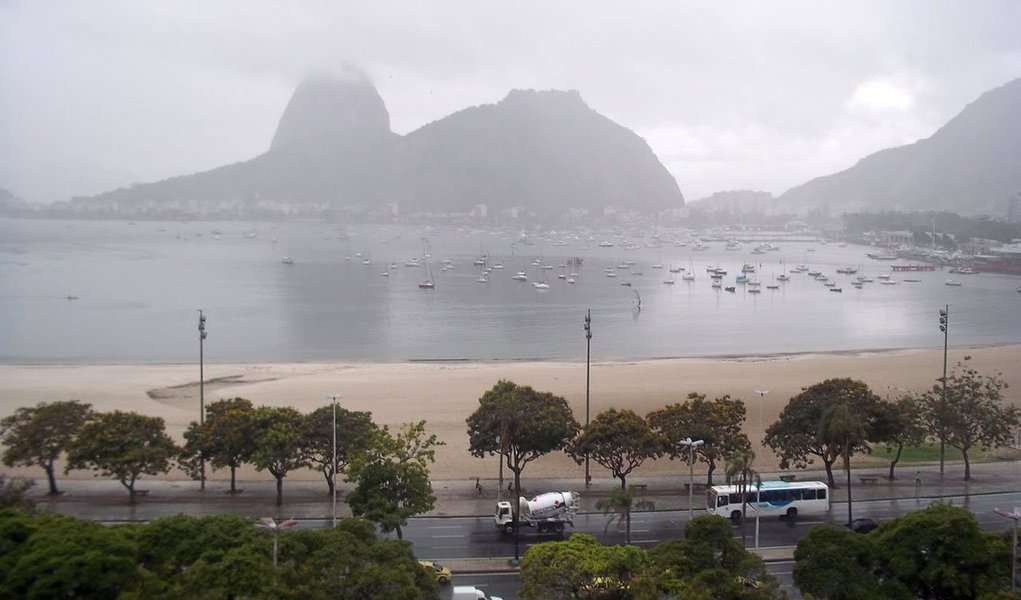 Capital fluminense deverá ter céu nublado e chuva na maior parte desta quarta-feira (9) até o próximo domingo (13), de acordo com o sistema Alerta Rio; segundo a meteorologista Juliana Hermsdorff frente fria é a responsável pelo tempo chuvoso; "Hoje, temos uma frente fria na cidade, que deve ir embora amanhã. Mas o céu nublado e a chuva não vão dar trégua, porque outra frente fria está se deslocando de São Paulo em direção ao Rio, e o tempo pode ficar assim até domingo", analisou