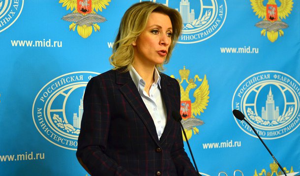 Ministério das Relações Exteriores da Rússia acusou nesta sexta-feira, 3, as Forças Armadas ucranianas de violarem a Convenção de Genebra ao bombardearem áreas civis no leste da Ucrânia e usarem armamentos proibidos sob termos do acordo de paz de Minsk; Maria Zhakharova, porta-voz do ministério, disse que a "barbárie" de Kiev não tinha justificativa, e que Forças Armadas ucranianas atingiram fortemente áreas onde mulheres e crianças estavam durante a noite; autoridades ucranianas e separatistas pró-Rússia acusaram uns aos outros na quinta-feira de realizarem novos ataques de artilharia em áreas residenciais no leste da Ucrânia