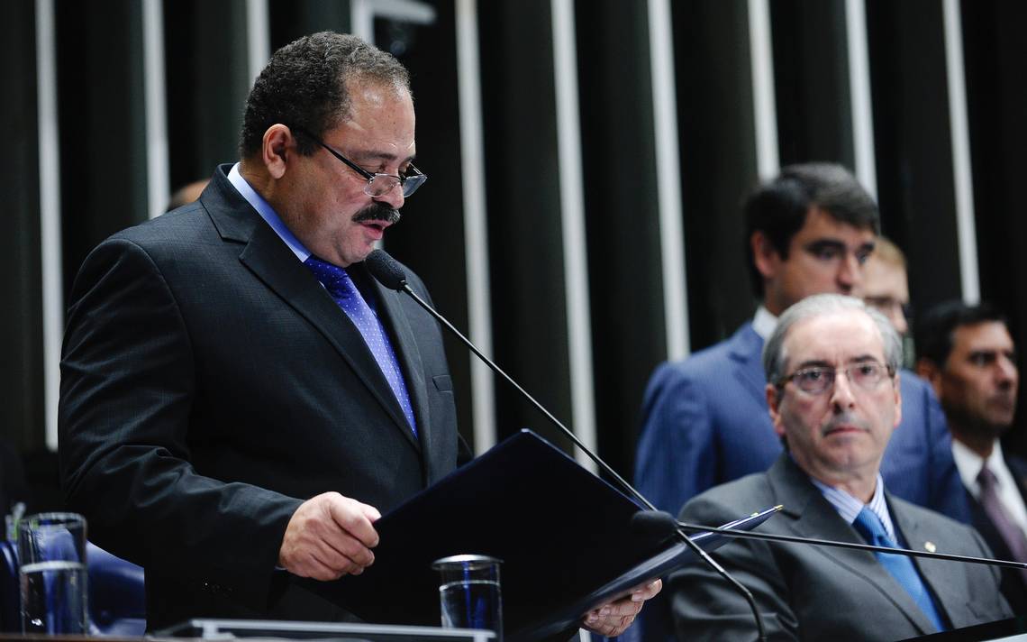 No mesmo dia em que o deputado Marcos Rogério (PDT) entregou ao Conselho de Ética da Câmara o relatório sugerindo a cassação de Eduardo Cunha (PMDB), o presidente interino da Câmara, Waldir Maranhão (PP), enviou à Comissão de Constituição e Justiça uma consulta que dá a ela a oportunidade de definir novas regras para a votação dos processos de cassação no plenário; matéria será relatada pelo deputado Arthur Lira (PP-AL), que presidiu a CCJ em 2015 graças ao apoio de Cunha, de quem é um dos aliados fiéis