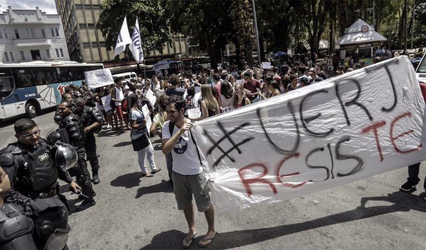 Cerca de 50 estudantes e funcionários da Universidade do Estado do Rio de Janeiro (Uerj) fizeram um ato em defesa da instituição; a universidade enfrenta um problema de falta de recursos que tem causado prejuízos às atividades acadêmicas, e aos atendimentos do Hospital Universitário Pedro Ernesto (Hupe); os manifestantes se reuniram no Largo do Machado, zona sul do Rio, e seguiram em direção ao Palácio Guanabara, sede do governo fluminense