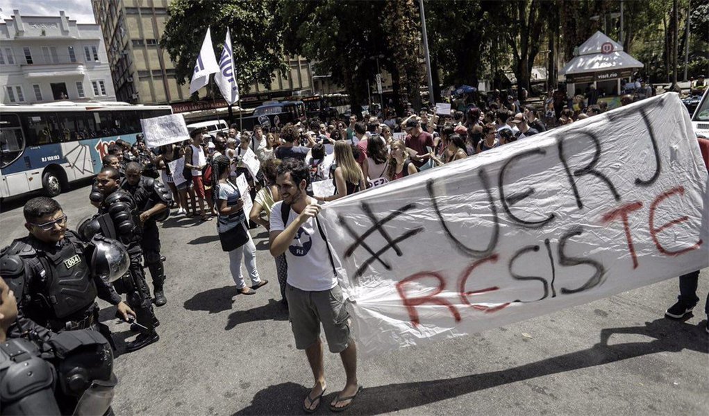 Cerca de 50 estudantes e funcionários da Universidade do Estado do Rio de Janeiro (Uerj) fizeram um ato em defesa da instituição; a universidade enfrenta um problema de falta de recursos que tem causado prejuízos às atividades acadêmicas, e aos atendimentos do Hospital Universitário Pedro Ernesto (Hupe); os manifestantes se reuniram no Largo do Machado, zona sul do Rio, e seguiram em direção ao Palácio Guanabara, sede do governo fluminense