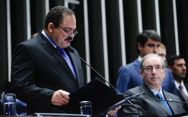 No mesmo dia em que o deputado Marcos Rogério (PDT) entregou ao Conselho de Ética da Câmara o relatório sugerindo a cassação de Eduardo Cunha (PMDB), o presidente interino da Câmara, Waldir Maranhão (PP), enviou à Comissão de Constituição e Justiça uma consulta que dá a ela a oportunidade de definir novas regras para a votação dos processos de cassação no plenário; matéria será relatada pelo deputado Arthur Lira (PP-AL), que presidiu a CCJ em 2015 graças ao apoio de Cunha, de quem é um dos aliados fiéis