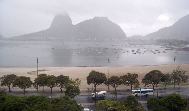Capital fluminense deverá ter céu nublado e chuva na maior parte desta quarta-feira (9) até o próximo domingo (13), de acordo com o sistema Alerta Rio; segundo a meteorologista Juliana Hermsdorff frente fria é a responsável pelo tempo chuvoso; "Hoje, temos uma frente fria na cidade, que deve ir embora amanhã. Mas o céu nublado e a chuva não vão dar trégua, porque outra frente fria está se deslocando de São Paulo em direção ao Rio, e o tempo pode ficar assim até domingo", analisou