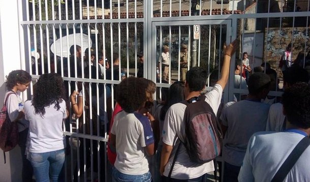 A Justiça do Rio de Janeiro concedeu uma liminar para suspender a reintegração de posse do Colégio Estadual Prefeito Mendes de Moraes, na Ilha do Governador, na zona norte da cidade; a unidade está ocupada por estudantes desde 23 de março, em apoio à greve dos professores da rede estadual; a decisão do desembargador Sérgio Seabra Varella, do plantão judiciário, reverteu o mandado de reintegração de posse concedida pela juíza Neusa Regina Larsen de Alvarenga Leite, da 14ª Vara de Fazenda Pública do Rio