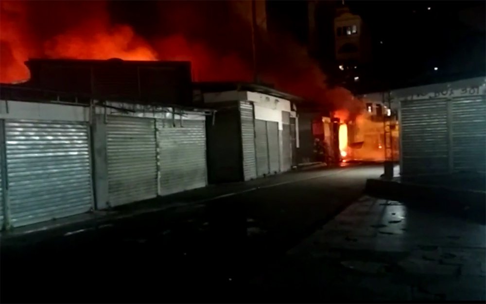 Fogo começou na madrugada deste domingo e destruiu cerca de 180 boxes no Camelódromo da Rua Uruguaiana; mais de 50 bombeiros, com o auxílio de 10 caminhões, trabalharam para controlar o incêndio, que teria começado após um curto-circuito nos boxes 533 e 535; as chamas se alastraram na ala D do camelódromo, num trecho entre a Avenida Presidente Vargas e a Rua Uruguaiana