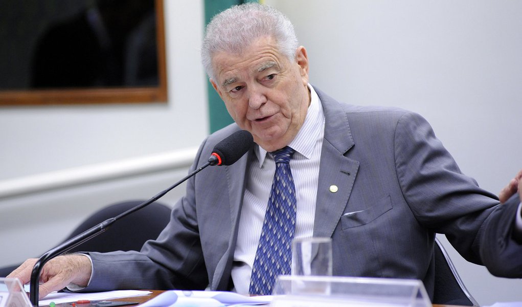 Jornalista Fernando Brito, do Tijolaço, destaca trecho de reportagem do Globo que aponta que o deputado Nélson Marquezelli (PTB-SP), que ficou conhecido por dizer que "quem não tem dinheiro não tem de fazer faculdade", ao defender a PEC 241, "é o mesmo que, três anos atrás, queria, como procurador da Câmara dos Deputados, 'distribuir passagens aéreas, de ida e volta, para esposas e filhos dependentes, nos trechos entre o estado de origem do parlamentar e Brasília'"