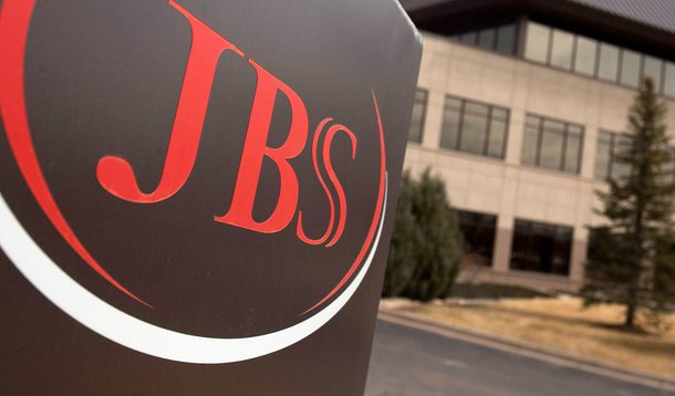 Maior processadora de carne bovina do mundo JBS anunciou nesta quarta-feira, 26, cancelamento dos trabalhos que vinha desenvolvendo há meses para promover uma reorganização societária que previa a criação de uma holding que agruparia os negócios internacionais da empresa; em comunicado ao mercado, a companhia afirmou que a decisão foi tomada depois que o braço de participações do BNDES (BNDESPar) se manifestou contrariamente e exerceu direito veto sobre a proposta; BNDESPar detém 20,36% das ações da JBS; anúncio fez as ações da JBS voltarem a leilão após caírem cerca de 15%