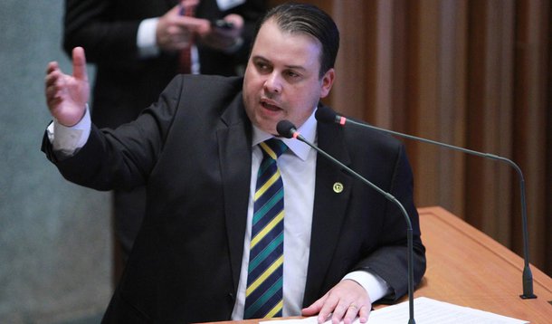 Como segundo secretário, o distrital Julio Cesar (PRB) ele integra Mesa Diretora da Câmara Legislativa, que é suspeita de se beneficiar em um esquema de pagamento de propina em contratos na área da saúde; de acordo com a assessoria de imprensa do parlamentar, ele vai se afastar do cargo para se dedicar à defesa; áudios gravados pela deputada Liliane Roriz (PTB) colocam a presidente da Câmara, Celina Leão (PPS), sob suspeita de articular um esquema de pagamento de propina em contratos envolvendo serviços de UTI