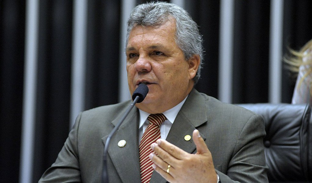 Réu no Supremo Tribunal Federal acusado do crime de concussão (cobrar vantagens indevidas em função do cargo) quando era secretário de Transportes do Distrito Federal, no governo José Roberto Arruda, o deputado federal Alberto Fraga (DEM-DF) bateu duro na presidente Dilma, ao chamar a petista de "anta"; "Na Romênia 20 mil pessoas nas ruas derrubaram o primeiro ministro. No Brasil, milhões não consegue derrubar uma Anta!! Triste Brasil!", afirmou, pelo Twitter