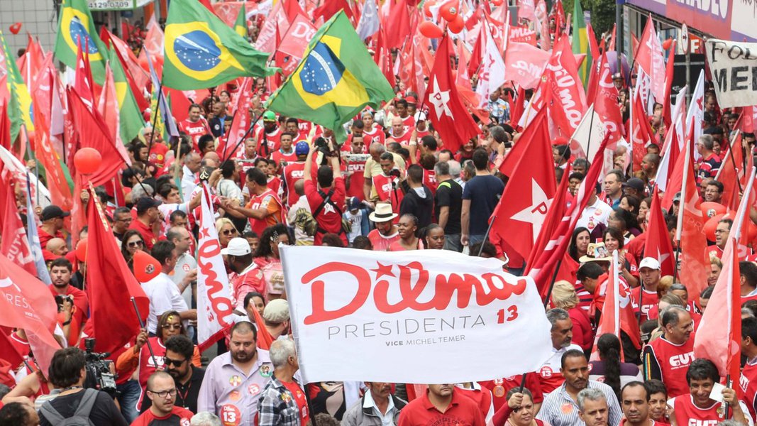 Lula é alvo do desespero de seus algozes porque eles perceberam que, com o Impeachment arrefecendo e o cenário econômico em vias de ter a melhora mínima para repor a esperança, o PT não sofreria a fragorosa derrota nas eleições municipais deste ano e o retrato do velhinho poderia ser recolocado em 2018