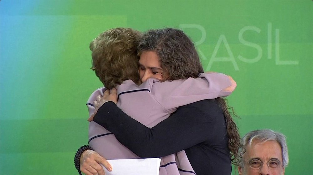 Cineasta, diretora do filme "Que horas ela volta?", em que a personagem Jéssica sai da escola pública no Nordeste para entrar na USP, destacou a inclusão social do governo da presidente Dilma durante encontro com intelectuais e artistas e disse que "no futuro, haverá uma Jéssica presidenta e o seu coração estará cheio de gratidão a Dilma"; "As Jéssicas vão tomar o poder", afirmou; em ato contra o golpe nesta quarta, ela afirmou que "caso houver golpe", o novo governo "não vai dar dois passos"