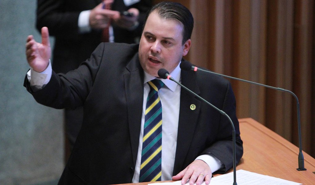 Como segundo secretário, o distrital Julio Cesar (PRB) ele integra Mesa Diretora da Câmara Legislativa, que é suspeita de se beneficiar em um esquema de pagamento de propina em contratos na área da saúde; de acordo com a assessoria de imprensa do parlamentar, ele vai se afastar do cargo para se dedicar à defesa; áudios gravados pela deputada Liliane Roriz (PTB) colocam a presidente da Câmara, Celina Leão (PPS), sob suspeita de articular um esquema de pagamento de propina em contratos envolvendo serviços de UTI