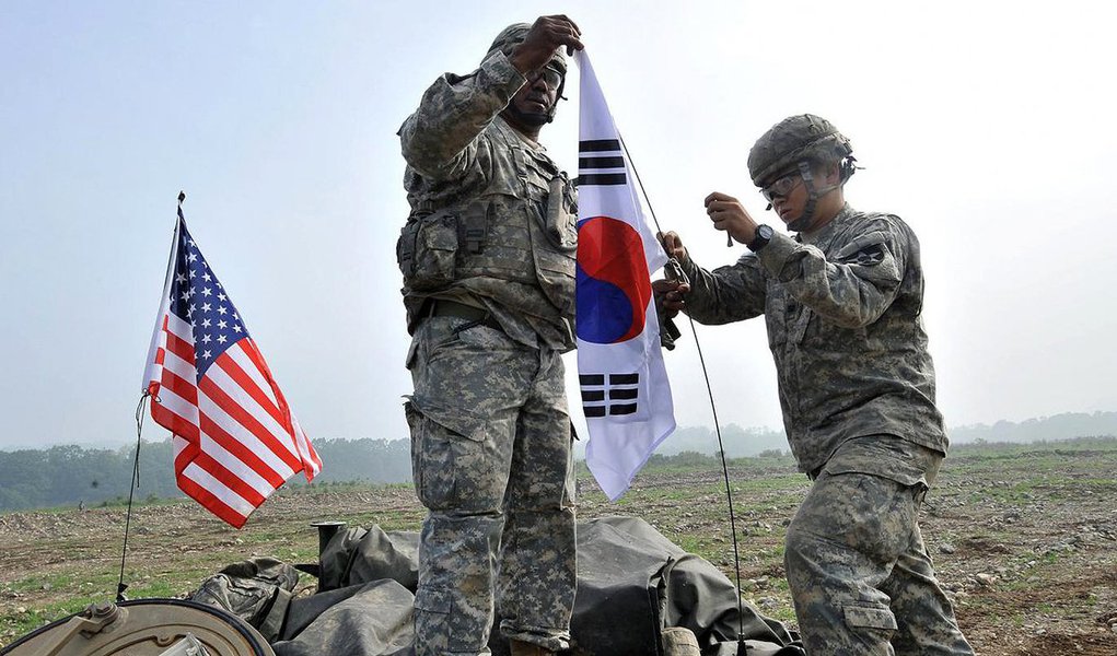 Coreia do Sul e os Estados Unidos (EUA) realizaram hoje (19) um exercício para agilizar o envio de tropas norte-americanas em caso de guerra, em meio a momentos de tensão com a Coreia do Norte;  dois aliados ampliaram e intensificaram suas manobras e destacaram mais armamento – incluindo quatro caças F-22 Raptor norte-americanos e um submarino de propulsão nuclear – depois dos últimos avanços da Coreia do Norte no domínio da tecnologia nuclear e de lançamento de mísseis