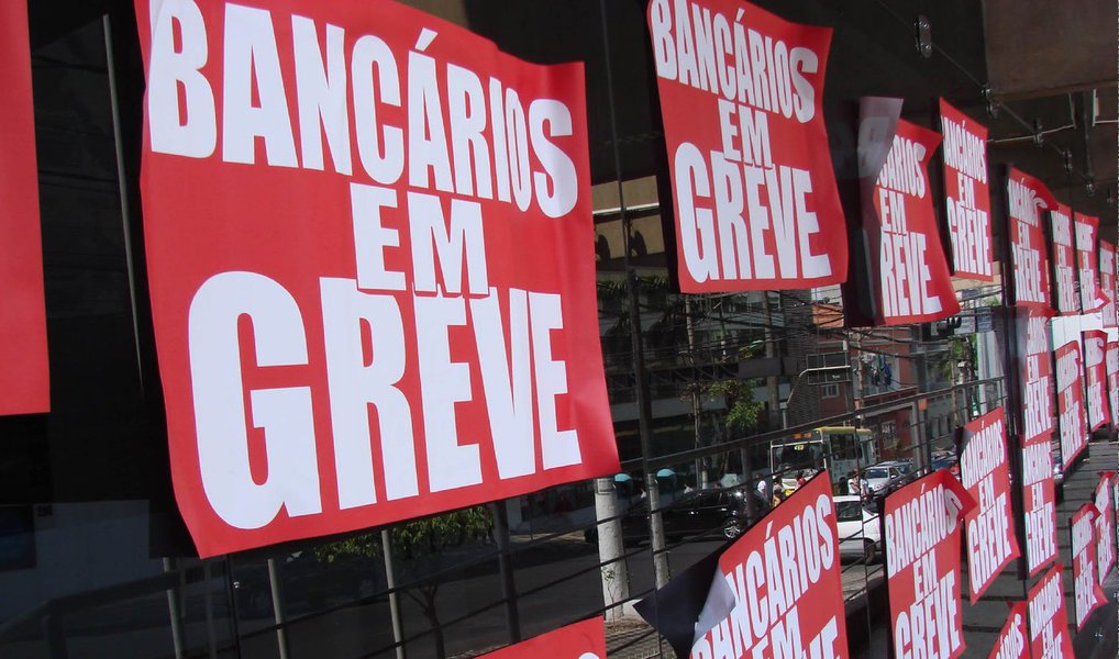 Integrantes do Comando Nacional de Greve dos Bancários estão reunidos em São Paulo para avaliar a nova proposta da Federação Nacional dos Bancos (Fenaban), de aumento salarial de 10% e reajuste de 14% sobre os vales-refeição e alimentação; oferta patronal foi apresentada hoje (23), em rodada de negociações em São Paulo; greve dos bancários já chegou ao 18º dia de greve; categoria reivindicava reajuste de 16% 