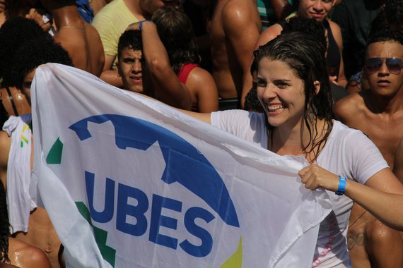 Após os episódios de violência policial verificados na desocupação do Colégio Centro de Ensino Médio Ave Branca (Cemab), em Taguatinga, no Distrito Federal, a presidente da União Brasileira de Estudantes Secundaristas (Ubes), Camila Lanes, anunciou que “o movimento estudantil é igual a pão, quanto mais bate, mais cresce”; ela avisou ao governo federal e ao Ministério da Educação que “ou retira a MP (do Ensino Médio) ou a gente vai ocupar cada vez mais”