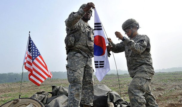 Coreia do Sul e os Estados Unidos (EUA) realizaram hoje (19) um exercício para agilizar o envio de tropas norte-americanas em caso de guerra, em meio a momentos de tensão com a Coreia do Norte;  dois aliados ampliaram e intensificaram suas manobras e destacaram mais armamento – incluindo quatro caças F-22 Raptor norte-americanos e um submarino de propulsão nuclear – depois dos últimos avanços da Coreia do Norte no domínio da tecnologia nuclear e de lançamento de mísseis